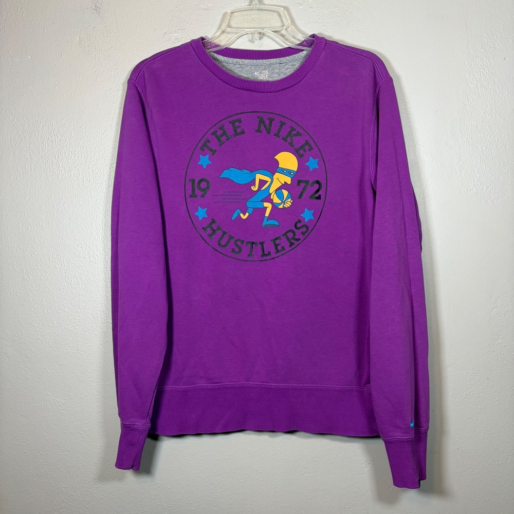 Nike Athletic Dept Hustlers 1972 Purple Graphic Crewneck Sweatshirt Large 453570